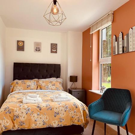 Cheerful 2-Bed Townhouse In Wakefield With Parking Villa Kültér fotó