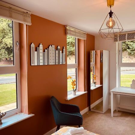 Cheerful 2-Bed Townhouse In Wakefield With Parking Villa Kültér fotó