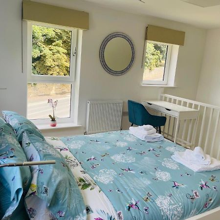 Cheerful 2-Bed Townhouse In Wakefield With Parking Villa Kültér fotó