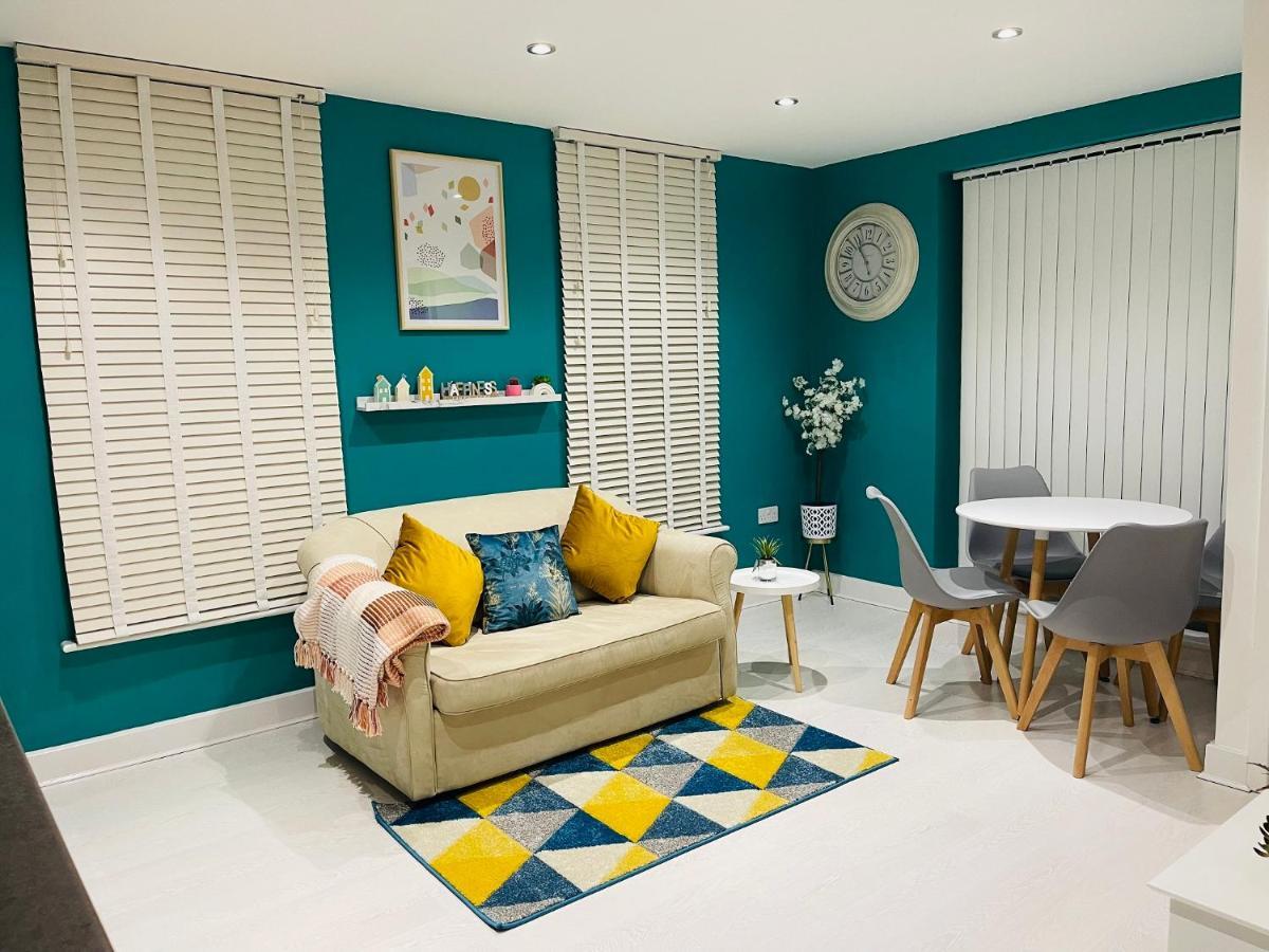 Cheerful 2-Bed Townhouse In Wakefield With Parking Villa Kültér fotó