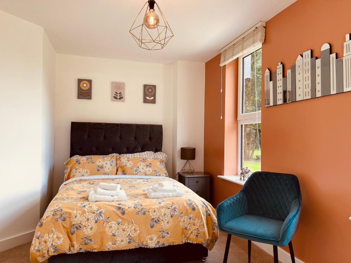 Cheerful 2-Bed Townhouse In Wakefield With Parking Villa Kültér fotó