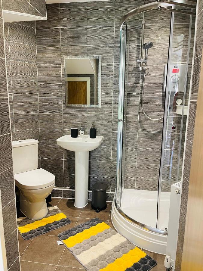 Cheerful 2-Bed Townhouse In Wakefield With Parking Villa Kültér fotó