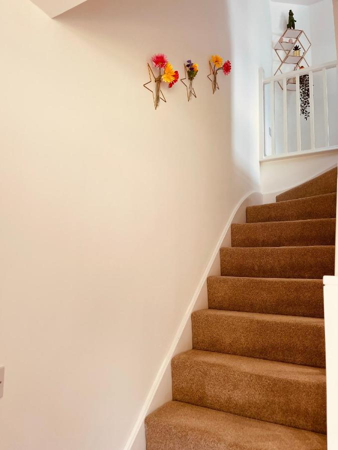 Cheerful 2-Bed Townhouse In Wakefield With Parking Villa Kültér fotó