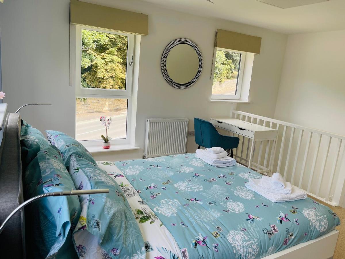 Cheerful 2-Bed Townhouse In Wakefield With Parking Villa Kültér fotó