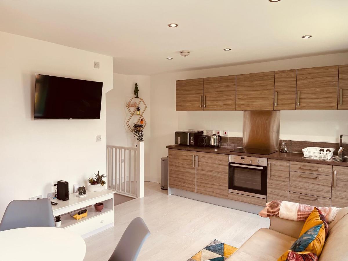 Cheerful 2-Bed Townhouse In Wakefield With Parking Villa Kültér fotó