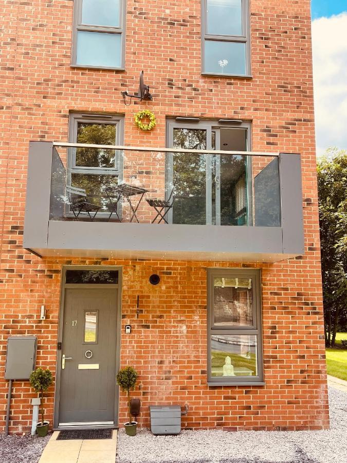 Cheerful 2-Bed Townhouse In Wakefield With Parking Villa Kültér fotó