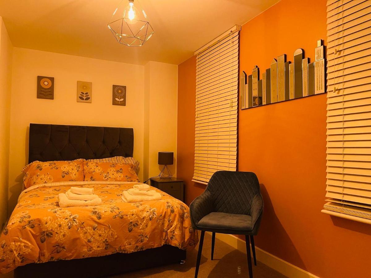 Cheerful 2-Bed Townhouse In Wakefield With Parking Villa Kültér fotó