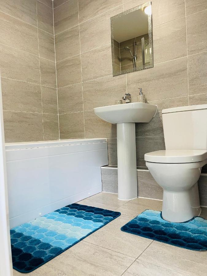 Cheerful 2-Bed Townhouse In Wakefield With Parking Villa Kültér fotó