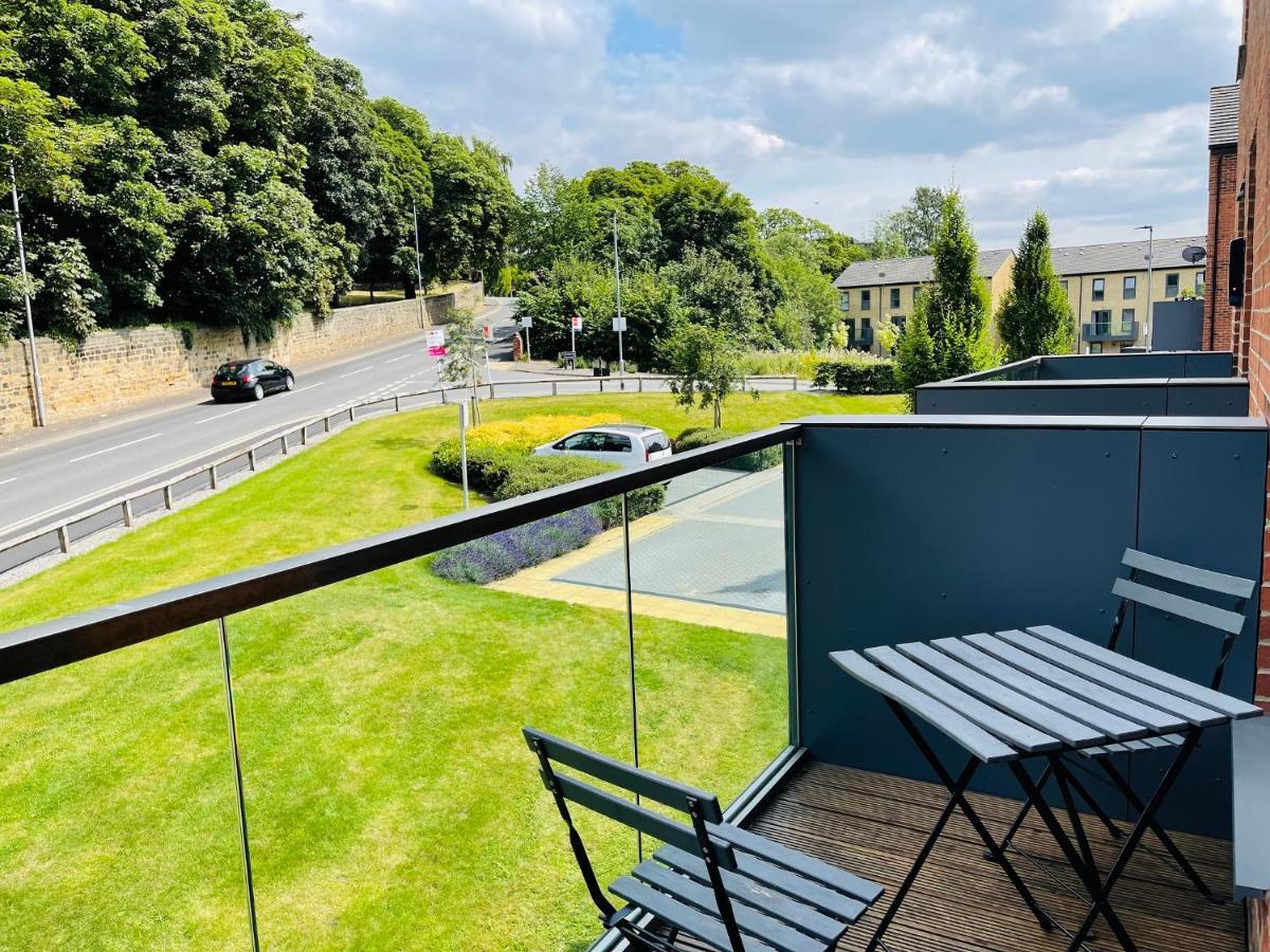 Cheerful 2-Bed Townhouse In Wakefield With Parking Villa Kültér fotó